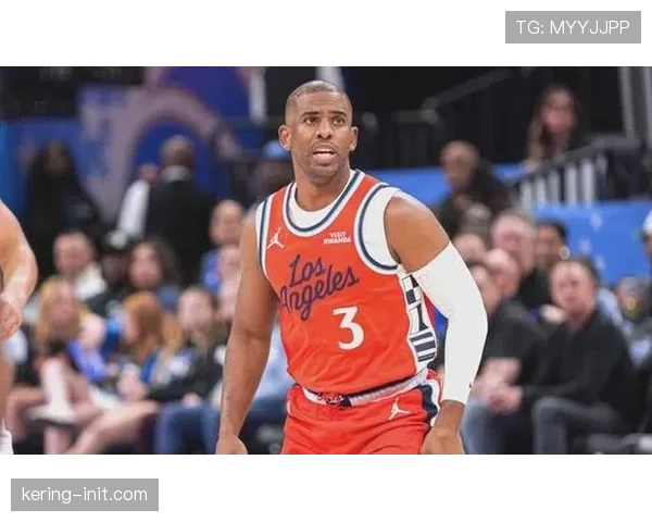 特写：生涯最后一季？克里斯·保罗在凤凰城主场赛后长时间向观众致意